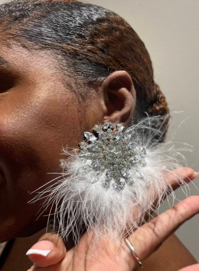 Elegant Silver Glitz Crystal Round Rhinestone Sparkling White Feather Earrings for Ladies Jewelry